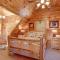 Pool table, hot tub, 2 bedroom in great location! - 赛维尔维尔