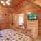 Pool table, hot tub, 2 bedroom in great location! - 赛维尔维尔