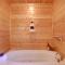 Pool table, hot tub, 2 bedroom in great location! - 赛维尔维尔