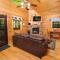 1BR log cabin, sleeps 5, firepit, hot tub, 1 free ticket to Dollywood! - 赛维尔维尔