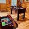 Pet friendly 2BR log cabin- hot tub & game room! - 赛维尔维尔