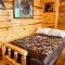 Pet friendly 2BR log cabin- hot tub & game room! - 赛维尔维尔