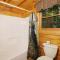Pet friendly 2BR log cabin- hot tub & game room! - 赛维尔维尔
