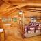Pet friendly 2BR log cabin- hot tub & game room! - 赛维尔维尔