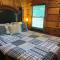 Romantic pet friendly cabin for 2- hot tub! - Сев'єрвілл