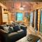 Romantic pet friendly cabin for 2- hot tub! - Сев'єрвілл