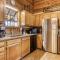 Adorable 2BR log cabin with hot tub and foosball! - 赛维尔维尔