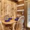 Adorable 2BR log cabin with hot tub and foosball! - 赛维尔维尔