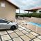 Casa com piscina vista para lago, 03 quartos confortáveis - 卡皮托利乌