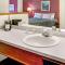Days Inn & Suites by Wyndham Gresham - Грешам