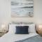 Prime 2BR Apt Panoramic City Views, Pool & Gym