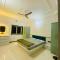 Spacious room with modern touch - Ahmadábád