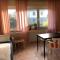 Apartment in Gelb, mit Balkon, Kamin, 50 Schritte zu Radweg, ideal for Long Stay, 4 Singles in Single Rooms
