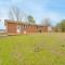 2 Mi to U of A Centrally Located Home with Patio! - فايتيفيل