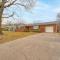 2 Mi to U of A Centrally Located Home with Patio! - فايتيفيل