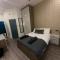Two Bedroom Flat by Brookland Stays Serviced Accommodation Short Lets Leeds with Free WiFi - Central Station