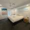 Summer Retreat 4 min drive from Moololaba Beach
