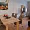 Große Ferienwohnung Nähe Stadtpark, 4 Schlafzimmer, gemütliches Wohnzimmer, Terrasse, Parkplatz
