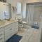 Private Bayfront Beach House with Dock, Steps to Beach and Restaurants - 恩格尔伍德