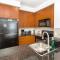 Luxurious 2BR 2BATH Condo Steps from Square One - 米西索加
