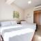 2BR Condo unit with balcony- Pool Access- Near Airport - Lapu Lapu City