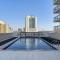 Stylish 1BR Sanctuary with Gym and Pool Access - Dubaj