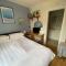 Choice of One double bedroom with a comfy double bed and private en suite for solo travellers or couples ,or alternatively book two double bedrooms for families or friends - Paddock Wood