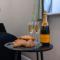 Newly Refurbed Warwick Apt 2BR Sleeps 3 Free Parking - Warwick