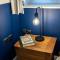Newly Refurbed Warwick Apt 2BR Sleeps 3 Free Parking - Warwick