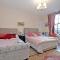 Grand Mansion 9 Beds Sleeps 17 Parking - Groups