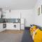Spacious Family Apartment, Sleeps 6, FREE Secure Parking, Near Beach