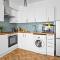 Spacious Family Apartment, Sleeps 6, FREE Secure Parking, Near Beach