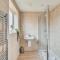 Detached House in Brooklands - Prime Location - Driveway Parking, Self-Check-In, Fast WiFi and Smart TV by Yoko Property - 米尔顿凯恩斯