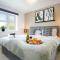 Detached House in Brooklands - Prime Location - Driveway Parking, Self-Check-In, Fast WiFi and Smart TV by Yoko Property - 米尔顿凯恩斯