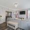 Escape to Raleigh Ave Glamour - Steps to the Beach