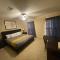 Peaceful & Elegant Sleeps 16 with Pool Near Mall