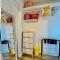Tiny Private Room at the Upper Level of a Big House with Shared Bathroom - سياتل