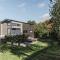Papamoa Beach Getaway, Cosy Tiny Home with Spa - باباموا