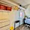 Tiny Private Room at the Upper Level of a Big House with Shared Bathroom - سياتل