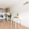 Luxury One-Bedroom Apartment - Central Location, Fast Wi-Fi, Perfect for Business or leisure Travellers By AV Hughes Properties