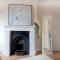 Chic two bed flat sleeps 5 next to train station - 伦敦