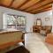 Harrisons Hanger - Cozy cabin with a fairly nice view of the tree line! Wood burning fireplace!