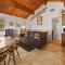 Harrisons Hanger - Cozy cabin with a fairly nice view of the tree line! Wood burning fireplace!