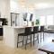 Chic Modern Home,King Bed,Fireplace,Disney