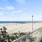 Beachfront Retreat with Ocean Views Private Rooftop Deck Walk to Pier and Town - Newport Beach