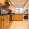 Three Bedroom House by Brookland Stays Serviced Accommodation Short Lets Harlington with Free WiFi - Хармондсворт