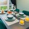 Three Bedroom House by Brookland Stays Serviced Accommodation Short Lets Harlington with Free WiFi - Хармондсворт