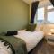 Three Bedroom House by Brookland Stays Serviced Accommodation Short Lets Harlington with Free WiFi - Хармондсворт