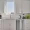 Metro Sky 2BR I Parking I King Bed I Workspace - دالاس