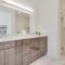 Metro Sky 2BR I Parking I King Bed I Workspace - دالاس